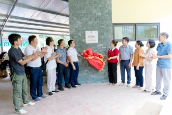 HƠI ẤM TỪ NAM Á: BÀN GIAO ĐIỂM TRƯỜNG HA CÁ, TỔ CHỨC PHIÊN CHỢ 0 ĐỒNG CHO BÀ CON VÙNG CAO